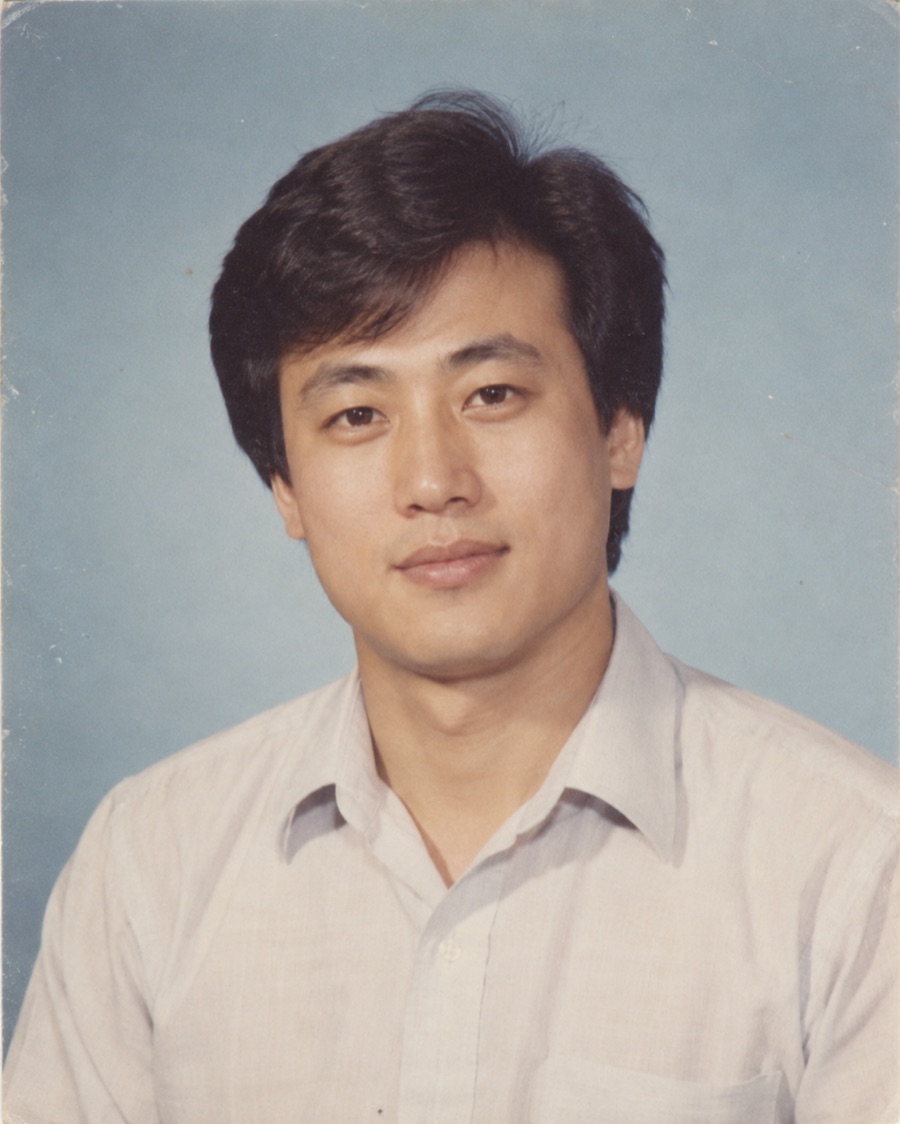 AI로 생성한 가상 인물의 1980년대풍 스튜디오 사진 예시